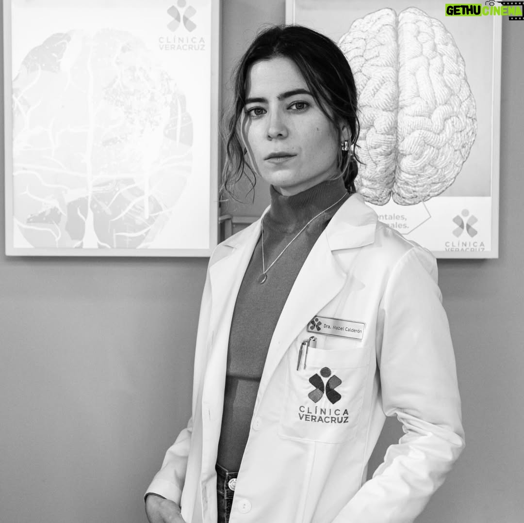 Rami Herrera - 1.7K Likes - cuando Mabel llegó, pensé que no iba a ser capaz de interpretarla. que no tenía el peso que necesitaba para pararme al lado de @majidaissa @julianroman1 @lavelezoficial @carmenzagomez53 @juanfernandosanchezv @geraldinezivic … y que no iba a poder escalar esa montaña gigante que tenía al frente. me tocaba creer en mí, algo que no había hecho antes. no tuve de otra que disponerme en cuerpo y alma a esta historia. y así fue. fue valioso encontrarme con compañeros generosos que dejan el corazón en cada escena y que lo hicieron todo más fácil.

Mabel me regaló coraje y valentía. fue un viaje de emociones intensas. en el que no era la única pasajera. gracias a todo el equipo que hizo posible esto. gracias por la entrega y el amor. gracias @luchosierra por cuidarme en cada escena. y a #RodrigoLalinde por bautizarme Mambel💥

@mariaibaneztalentmanager a ti siempre, gracias!

desde hoy, a las 8:00pm podrán ver #LaSustituta por el @canalrcn ❤️‍🔥