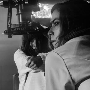 Rami Herrera Instagram - cuando Mabel llegó, pensé que no iba a ser capaz de interpretarla. que no tenía el peso que necesitaba para pararme al lado de @majidaissa @julianroman1 @lavelezoficial @carmenzagomez53 @juanfernandosanchezv @geraldinezivic … y que no iba a poder escalar esa montaña gigante que tenía al frente. me tocaba creer en mí, algo que no había hecho antes. no tuve de otra que disponerme en cuerpo y alma a esta historia. y así fue. fue valioso encontrarme con compañeros generosos que dejan el corazón en cada escena y que lo hicieron todo más fácil.

Mabel me regaló coraje y valentía. fue un viaje de emociones intensas. en el que no era la única pasajera. gracias a todo el equipo que hizo posible esto. gracias por la entrega y el amor. gracias @luchosierra por cuidarme en cada escena. y a #RodrigoLalinde por bautizarme Mambel💥

@mariaibaneztalentmanager a ti siempre, gracias!

desde hoy, a las 8:00pm podrán ver #LaSustituta por el @canalrcn ❤️‍🔥