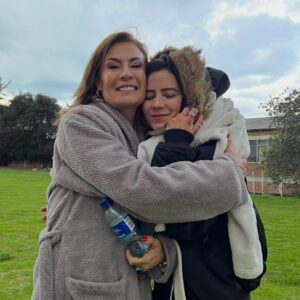 Rami Herrera Instagram - cuando Mabel llegó, pensé que no iba a ser capaz de interpretarla. que no tenía el peso que necesitaba para pararme al lado de @majidaissa @julianroman1 @lavelezoficial @carmenzagomez53 @juanfernandosanchezv @geraldinezivic … y que no iba a poder escalar esa montaña gigante que tenía al frente. me tocaba creer en mí, algo que no había hecho antes. no tuve de otra que disponerme en cuerpo y alma a esta historia. y así fue. fue valioso encontrarme con compañeros generosos que dejan el corazón en cada escena y que lo hicieron todo más fácil.

Mabel me regaló coraje y valentía. fue un viaje de emociones intensas. en el que no era la única pasajera. gracias a todo el equipo que hizo posible esto. gracias por la entrega y el amor. gracias @luchosierra por cuidarme en cada escena. y a #RodrigoLalinde por bautizarme Mambel💥

@mariaibaneztalentmanager a ti siempre, gracias!

desde hoy, a las 8:00pm podrán ver #LaSustituta por el @canalrcn ❤️‍🔥