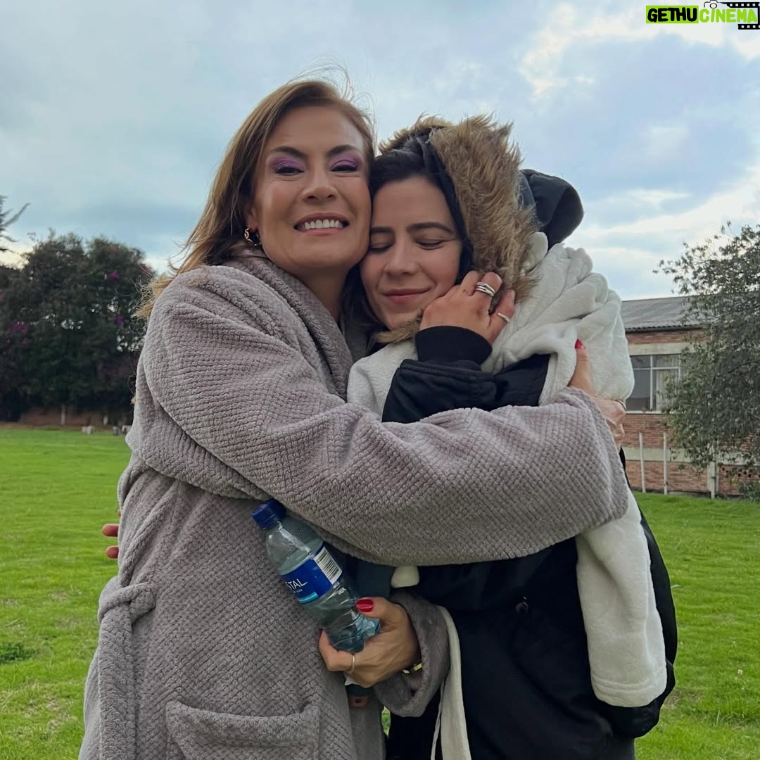 Rami Herrera - 1.7K Likes - cuando Mabel llegó, pensé que no iba a ser capaz de interpretarla. que no tenía el peso que necesitaba para pararme al lado de @majidaissa @julianroman1 @lavelezoficial @carmenzagomez53 @juanfernandosanchezv @geraldinezivic … y que no iba a poder escalar esa montaña gigante que tenía al frente. me tocaba creer en mí, algo que no había hecho antes. no tuve de otra que disponerme en cuerpo y alma a esta historia. y así fue. fue valioso encontrarme con compañeros generosos que dejan el corazón en cada escena y que lo hicieron todo más fácil.

Mabel me regaló coraje y valentía. fue un viaje de emociones intensas. en el que no era la única pasajera. gracias a todo el equipo que hizo posible esto. gracias por la entrega y el amor. gracias @luchosierra por cuidarme en cada escena. y a #RodrigoLalinde por bautizarme Mambel💥

@mariaibaneztalentmanager a ti siempre, gracias!

desde hoy, a las 8:00pm podrán ver #LaSustituta por el @canalrcn ❤️‍🔥