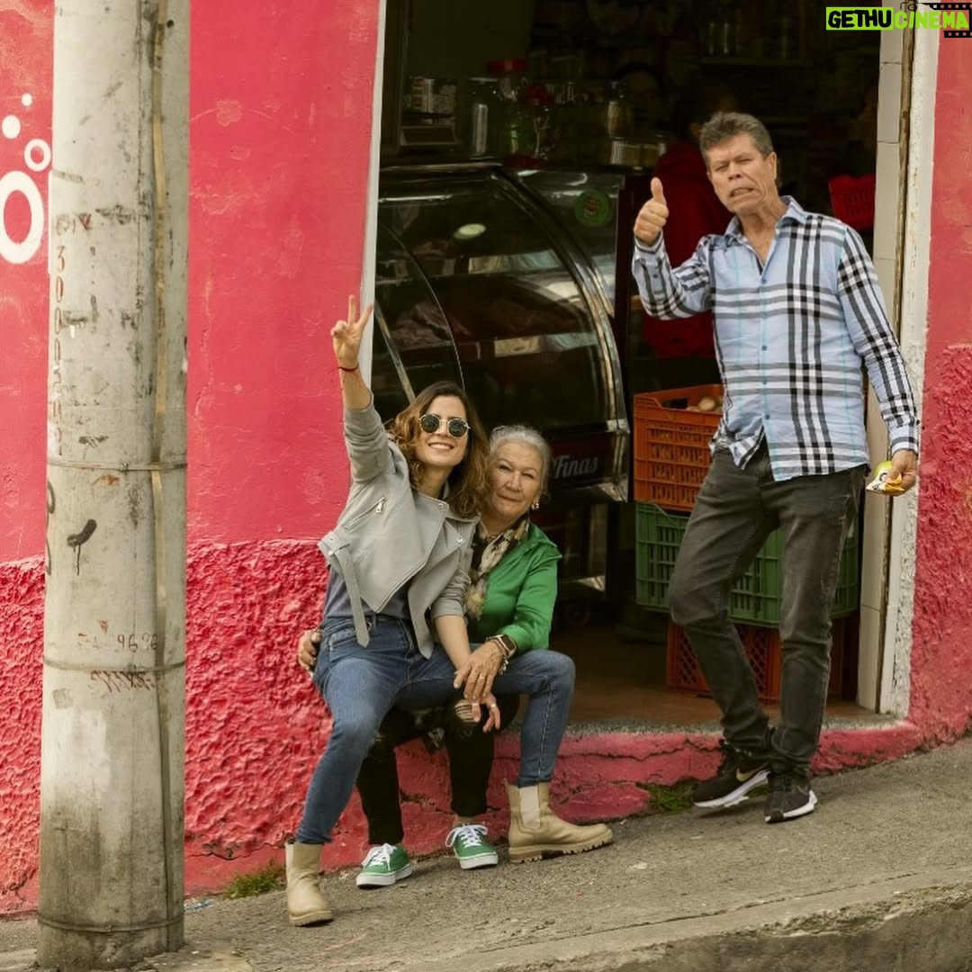 Rami Herrera - 1.7K Likes - cuando Mabel llegó, pensé que no iba a ser capaz de interpretarla. que no tenía el peso que necesitaba para pararme al lado de @majidaissa @julianroman1 @lavelezoficial @carmenzagomez53 @juanfernandosanchezv @geraldinezivic … y que no iba a poder escalar esa montaña gigante que tenía al frente. me tocaba creer en mí, algo que no había hecho antes. no tuve de otra que disponerme en cuerpo y alma a esta historia. y así fue. fue valioso encontrarme con compañeros generosos que dejan el corazón en cada escena y que lo hicieron todo más fácil.

Mabel me regaló coraje y valentía. fue un viaje de emociones intensas. en el que no era la única pasajera. gracias a todo el equipo que hizo posible esto. gracias por la entrega y el amor. gracias @luchosierra por cuidarme en cada escena. y a #RodrigoLalinde por bautizarme Mambel💥

@mariaibaneztalentmanager a ti siempre, gracias!

desde hoy, a las 8:00pm podrán ver #LaSustituta por el @canalrcn ❤️‍🔥