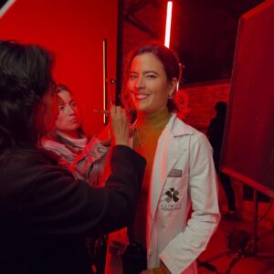 Rami Herrera Instagram - cuando Mabel llegó, pensé que no iba a ser capaz de interpretarla. que no tenía el peso que necesitaba para pararme al lado de @majidaissa @julianroman1 @lavelezoficial @carmenzagomez53 @juanfernandosanchezv @geraldinezivic … y que no iba a poder escalar esa montaña gigante que tenía al frente. me tocaba creer en mí, algo que no había hecho antes. no tuve de otra que disponerme en cuerpo y alma a esta historia. y así fue. fue valioso encontrarme con compañeros generosos que dejan el corazón en cada escena y que lo hicieron todo más fácil.

Mabel me regaló coraje y valentía. fue un viaje de emociones intensas. en el que no era la única pasajera. gracias a todo el equipo que hizo posible esto. gracias por la entrega y el amor. gracias @luchosierra por cuidarme en cada escena. y a #RodrigoLalinde por bautizarme Mambel💥

@mariaibaneztalentmanager a ti siempre, gracias!

desde hoy, a las 8:00pm podrán ver #LaSustituta por el @canalrcn ❤️‍🔥