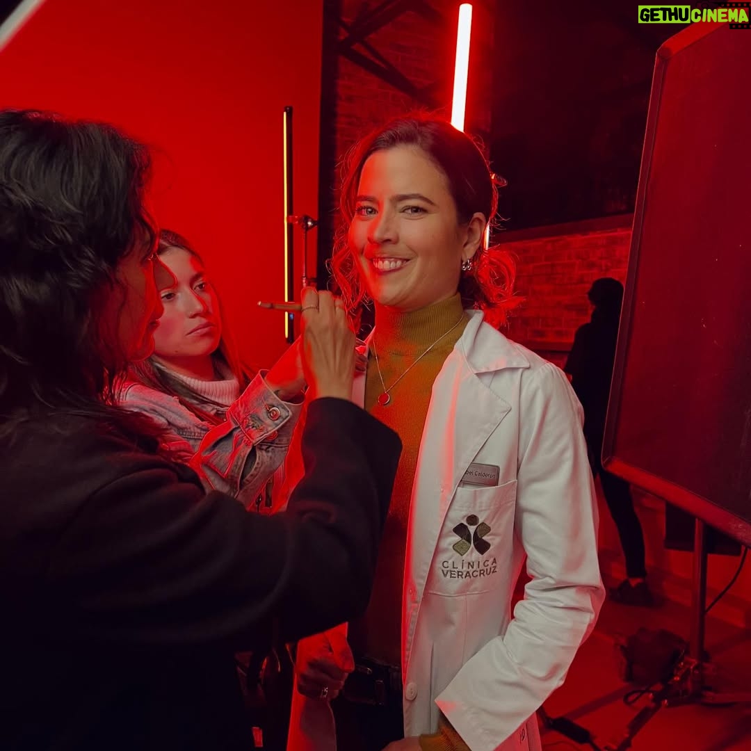 Rami Herrera - 1.7K Likes - cuando Mabel llegó, pensé que no iba a ser capaz de interpretarla. que no tenía el peso que necesitaba para pararme al lado de @majidaissa @julianroman1 @lavelezoficial @carmenzagomez53 @juanfernandosanchezv @geraldinezivic … y que no iba a poder escalar esa montaña gigante que tenía al frente. me tocaba creer en mí, algo que no había hecho antes. no tuve de otra que disponerme en cuerpo y alma a esta historia. y así fue. fue valioso encontrarme con compañeros generosos que dejan el corazón en cada escena y que lo hicieron todo más fácil.

Mabel me regaló coraje y valentía. fue un viaje de emociones intensas. en el que no era la única pasajera. gracias a todo el equipo que hizo posible esto. gracias por la entrega y el amor. gracias @luchosierra por cuidarme en cada escena. y a #RodrigoLalinde por bautizarme Mambel💥

@mariaibaneztalentmanager a ti siempre, gracias!

desde hoy, a las 8:00pm podrán ver #LaSustituta por el @canalrcn ❤️‍🔥