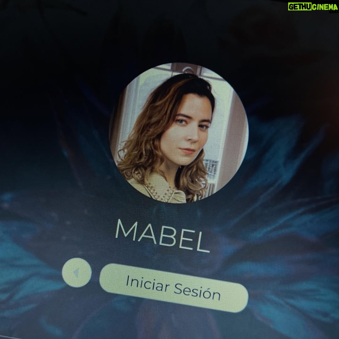 Rami Herrera - 1.7K Likes - cuando Mabel llegó, pensé que no iba a ser capaz de interpretarla. que no tenía el peso que necesitaba para pararme al lado de @majidaissa @julianroman1 @lavelezoficial @carmenzagomez53 @juanfernandosanchezv @geraldinezivic … y que no iba a poder escalar esa montaña gigante que tenía al frente. me tocaba creer en mí, algo que no había hecho antes. no tuve de otra que disponerme en cuerpo y alma a esta historia. y así fue. fue valioso encontrarme con compañeros generosos que dejan el corazón en cada escena y que lo hicieron todo más fácil.

Mabel me regaló coraje y valentía. fue un viaje de emociones intensas. en el que no era la única pasajera. gracias a todo el equipo que hizo posible esto. gracias por la entrega y el amor. gracias @luchosierra por cuidarme en cada escena. y a #RodrigoLalinde por bautizarme Mambel💥

@mariaibaneztalentmanager a ti siempre, gracias!

desde hoy, a las 8:00pm podrán ver #LaSustituta por el @canalrcn ❤️‍🔥