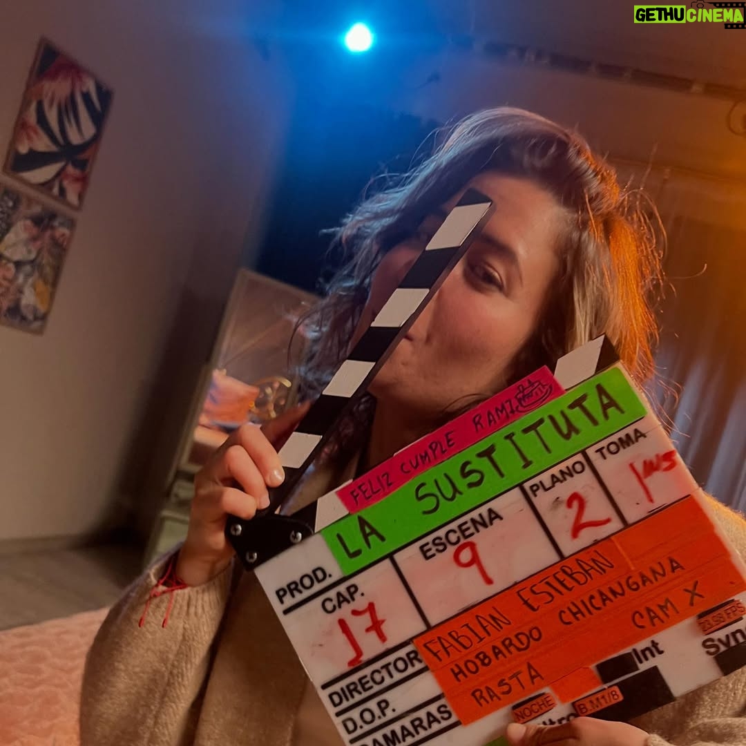 Rami Herrera - 1.7K Likes - cuando Mabel llegó, pensé que no iba a ser capaz de interpretarla. que no tenía el peso que necesitaba para pararme al lado de @majidaissa @julianroman1 @lavelezoficial @carmenzagomez53 @juanfernandosanchezv @geraldinezivic … y que no iba a poder escalar esa montaña gigante que tenía al frente. me tocaba creer en mí, algo que no había hecho antes. no tuve de otra que disponerme en cuerpo y alma a esta historia. y así fue. fue valioso encontrarme con compañeros generosos que dejan el corazón en cada escena y que lo hicieron todo más fácil.

Mabel me regaló coraje y valentía. fue un viaje de emociones intensas. en el que no era la única pasajera. gracias a todo el equipo que hizo posible esto. gracias por la entrega y el amor. gracias @luchosierra por cuidarme en cada escena. y a #RodrigoLalinde por bautizarme Mambel💥

@mariaibaneztalentmanager a ti siempre, gracias!

desde hoy, a las 8:00pm podrán ver #LaSustituta por el @canalrcn ❤️‍🔥