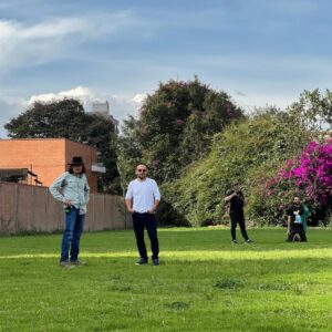 Rami Herrera Instagram - cuando Mabel llegó, pensé que no iba a ser capaz de interpretarla. que no tenía el peso que necesitaba para pararme al lado de @majidaissa @julianroman1 @lavelezoficial @carmenzagomez53 @juanfernandosanchezv @geraldinezivic … y que no iba a poder escalar esa montaña gigante que tenía al frente. me tocaba creer en mí, algo que no había hecho antes. no tuve de otra que disponerme en cuerpo y alma a esta historia. y así fue. fue valioso encontrarme con compañeros generosos que dejan el corazón en cada escena y que lo hicieron todo más fácil.

Mabel me regaló coraje y valentía. fue un viaje de emociones intensas. en el que no era la única pasajera. gracias a todo el equipo que hizo posible esto. gracias por la entrega y el amor. gracias @luchosierra por cuidarme en cada escena. y a #RodrigoLalinde por bautizarme Mambel💥

@mariaibaneztalentmanager a ti siempre, gracias!

desde hoy, a las 8:00pm podrán ver #LaSustituta por el @canalrcn ❤️‍🔥
