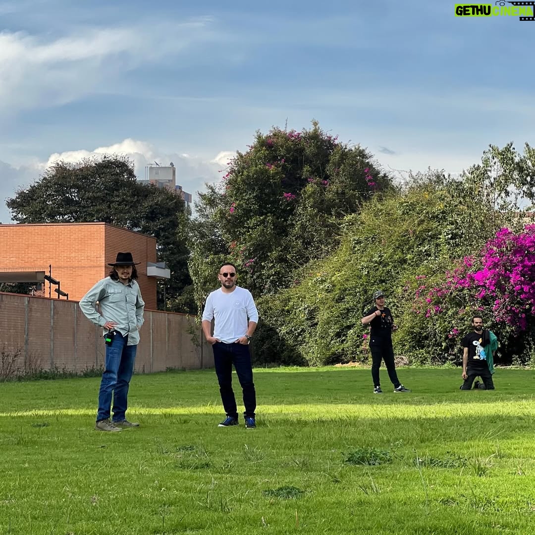 Rami Herrera - 1.7K Likes - cuando Mabel llegó, pensé que no iba a ser capaz de interpretarla. que no tenía el peso que necesitaba para pararme al lado de @majidaissa @julianroman1 @lavelezoficial @carmenzagomez53 @juanfernandosanchezv @geraldinezivic … y que no iba a poder escalar esa montaña gigante que tenía al frente. me tocaba creer en mí, algo que no había hecho antes. no tuve de otra que disponerme en cuerpo y alma a esta historia. y así fue. fue valioso encontrarme con compañeros generosos que dejan el corazón en cada escena y que lo hicieron todo más fácil.

Mabel me regaló coraje y valentía. fue un viaje de emociones intensas. en el que no era la única pasajera. gracias a todo el equipo que hizo posible esto. gracias por la entrega y el amor. gracias @luchosierra por cuidarme en cada escena. y a #RodrigoLalinde por bautizarme Mambel💥

@mariaibaneztalentmanager a ti siempre, gracias!

desde hoy, a las 8:00pm podrán ver #LaSustituta por el @canalrcn ❤️‍🔥