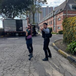 Rami Herrera Instagram - cuando Mabel llegó, pensé que no iba a ser capaz de interpretarla. que no tenía el peso que necesitaba para pararme al lado de @majidaissa @julianroman1 @lavelezoficial @carmenzagomez53 @juanfernandosanchezv @geraldinezivic … y que no iba a poder escalar esa montaña gigante que tenía al frente. me tocaba creer en mí, algo que no había hecho antes. no tuve de otra que disponerme en cuerpo y alma a esta historia. y así fue. fue valioso encontrarme con compañeros generosos que dejan el corazón en cada escena y que lo hicieron todo más fácil.

Mabel me regaló coraje y valentía. fue un viaje de emociones intensas. en el que no era la única pasajera. gracias a todo el equipo que hizo posible esto. gracias por la entrega y el amor. gracias @luchosierra por cuidarme en cada escena. y a #RodrigoLalinde por bautizarme Mambel💥

@mariaibaneztalentmanager a ti siempre, gracias!

desde hoy, a las 8:00pm podrán ver #LaSustituta por el @canalrcn ❤️‍🔥