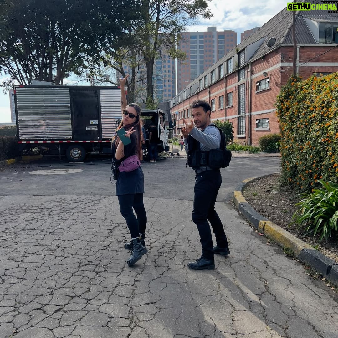 Rami Herrera - 1.7K Likes - cuando Mabel llegó, pensé que no iba a ser capaz de interpretarla. que no tenía el peso que necesitaba para pararme al lado de @majidaissa @julianroman1 @lavelezoficial @carmenzagomez53 @juanfernandosanchezv @geraldinezivic … y que no iba a poder escalar esa montaña gigante que tenía al frente. me tocaba creer en mí, algo que no había hecho antes. no tuve de otra que disponerme en cuerpo y alma a esta historia. y así fue. fue valioso encontrarme con compañeros generosos que dejan el corazón en cada escena y que lo hicieron todo más fácil.

Mabel me regaló coraje y valentía. fue un viaje de emociones intensas. en el que no era la única pasajera. gracias a todo el equipo que hizo posible esto. gracias por la entrega y el amor. gracias @luchosierra por cuidarme en cada escena. y a #RodrigoLalinde por bautizarme Mambel💥

@mariaibaneztalentmanager a ti siempre, gracias!

desde hoy, a las 8:00pm podrán ver #LaSustituta por el @canalrcn ❤️‍🔥
