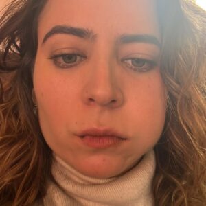 Rami Herrera Instagram - cuando Mabel llegó, pensé que no iba a ser capaz de interpretarla. que no tenía el peso que necesitaba para pararme al lado de @majidaissa @julianroman1 @lavelezoficial @carmenzagomez53 @juanfernandosanchezv @geraldinezivic … y que no iba a poder escalar esa montaña gigante que tenía al frente. me tocaba creer en mí, algo que no había hecho antes. no tuve de otra que disponerme en cuerpo y alma a esta historia. y así fue. fue valioso encontrarme con compañeros generosos que dejan el corazón en cada escena y que lo hicieron todo más fácil.

Mabel me regaló coraje y valentía. fue un viaje de emociones intensas. en el que no era la única pasajera. gracias a todo el equipo que hizo posible esto. gracias por la entrega y el amor. gracias @luchosierra por cuidarme en cada escena. y a #RodrigoLalinde por bautizarme Mambel💥

@mariaibaneztalentmanager a ti siempre, gracias!

desde hoy, a las 8:00pm podrán ver #LaSustituta por el @canalrcn ❤️‍🔥