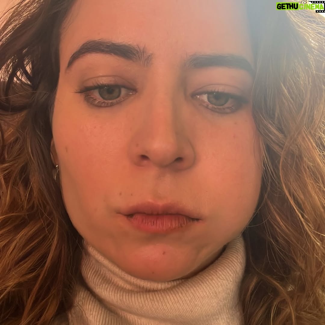 Rami Herrera - 1.7K Likes - cuando Mabel llegó, pensé que no iba a ser capaz de interpretarla. que no tenía el peso que necesitaba para pararme al lado de @majidaissa @julianroman1 @lavelezoficial @carmenzagomez53 @juanfernandosanchezv @geraldinezivic … y que no iba a poder escalar esa montaña gigante que tenía al frente. me tocaba creer en mí, algo que no había hecho antes. no tuve de otra que disponerme en cuerpo y alma a esta historia. y así fue. fue valioso encontrarme con compañeros generosos que dejan el corazón en cada escena y que lo hicieron todo más fácil.

Mabel me regaló coraje y valentía. fue un viaje de emociones intensas. en el que no era la única pasajera. gracias a todo el equipo que hizo posible esto. gracias por la entrega y el amor. gracias @luchosierra por cuidarme en cada escena. y a #RodrigoLalinde por bautizarme Mambel💥

@mariaibaneztalentmanager a ti siempre, gracias!

desde hoy, a las 8:00pm podrán ver #LaSustituta por el @canalrcn ❤️‍🔥