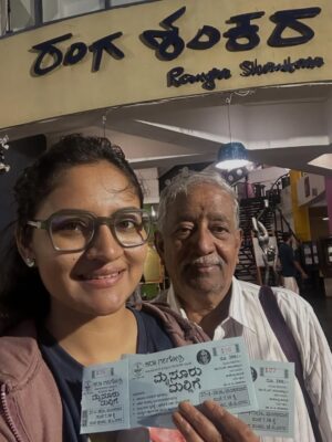 Ranjani Raghavan Instagram - ರಂಜನಿ ನಿಮಗೆ ಗೊತ್ತಿರಬಹುದು, ರಾಘವನ್ ಗೊತ್ತಾ? 
ನಂಗೆ ಸಂಗೀತ, ಸಾಹಿತ್ಯದಲ್ಲಿ ಆಸಕ್ತಿ ಹುಟ್ಟೋದಕ್ಕೆ ಮೂಲ ಕಾರಣ ಅಪ್ಪ.ಕಲ್ಲನ್ನೂ ಮಾತನಾಡಿಸೋ ವ್ಯಕ್ತಿತ್ವ ಅವ್ರದು. ಸಾವಿರಾರು ಶ್ಲೋಕಗಳಿರೋ ವಿಷ್ಣು ಸಹಸ್ರನಾಮ, ಲಲಿತಾ ಸಹಸ್ರನಾಮದಿಂದ ಹಿಡಿದು ಯಾವುದೋ ಕಾಲದಲ್ಲಿ ಸಿಕ್ಕವರ ಹೆಸ್ರನ್ನ ಕೂಡ ಮರೀದೇ ನೆನಪಿಟ್ಟುಕೊಳ್ಳೋ ಹಾರ್ಡ್ ಡಿಸ್ಕ್ ಅವರ ಬ್ರೈನ್. ಸೀರಿಯಸ್ ವಿಷ್ಯಾನ ವಕ್ರ ಮಾಡಿ ಹಾಸ್ಯ ಹುಡುಕೋದು ಅವರ ಸ್ಪೆಷಲ್ ಟ್ಯಾಲೆಂಟ್! 
ಸುಮಾರು ದಿನಗಳ ನಂತರ ಅಪ್ಪನನ್ನ ನಾನು ಹೊರಗೆ ಕರೆದುಕೊಂಡು ಬಂದಿದ್ದು ಚಿಕ್ಕವಳಿದ್ದಾಗ ಅವರು ನನ್ನನ್ನ ದೂರದೂರದ ಊರಿಗೆ ಕರೆದುಕೊಂಡು ಹೋಗ್ತಿದ್ದನ್ನ ನೆನಪಿಸಿತು. ಆಗ ನಾನ್ ನಿಧಾನವಾಗಿ ನಡೀತಿದ್ದೆ, ಈಗ ಅವ್ರು ನಿಧಾನವಾಗಿ ನಡೀತಾರೆ. ಅಪ್ಪ ಅಮ್ಮನಿಗೆ ಯಾವಾಗ ವಯಸ್ಸಾಯ್ತು ಅನ್ನೋದೇ ಗೊತ್ತಾಗಲ್ಲ ನಮ್ ಲೈಫ್ ಅಷ್ಟು ಬ್ಯುಸಿ ಆಗಿಬಿಟ್ಟಿರ್ತೀವಿ! 
So, Try to spend time with your parents ♥️