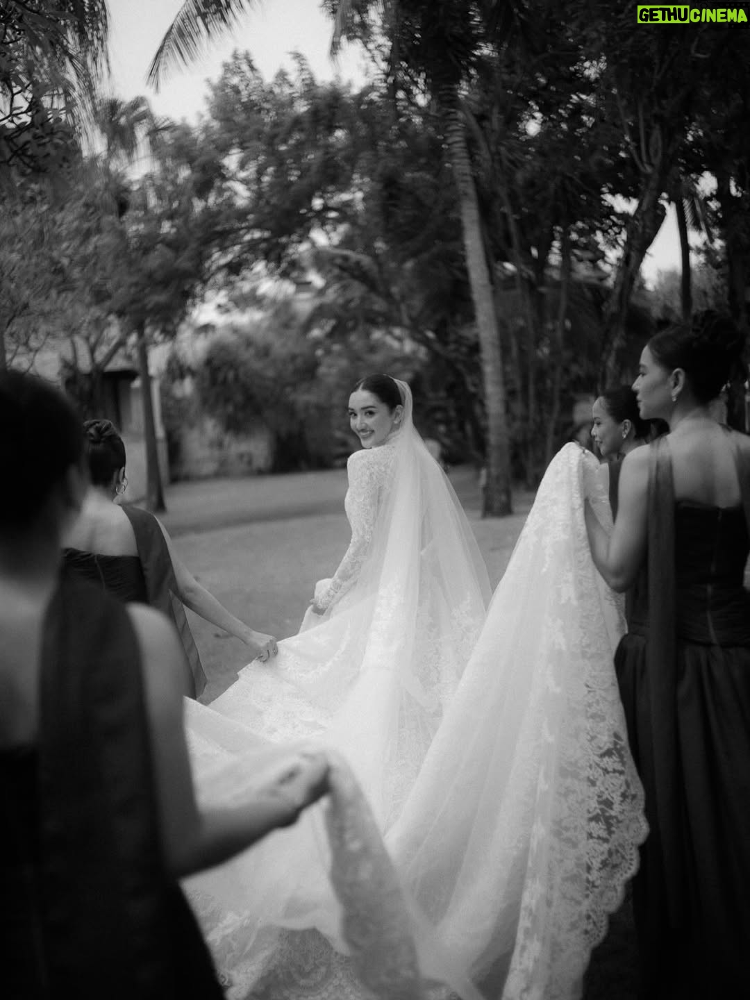 Ranty Maria - 352.4K Likes - my dream wedding look 🤍 

wedding dress @hiantjen 
make up @andychunmakeup 
hair do @ayuhairstylist 
stylist @wanda_haraa 
jewelry @adellejewellery 
custom heels @arlenne_weddingshoes
.
captured by @venemapictures @abcdamar_ @natanaelyefta