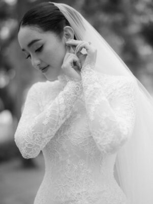 Ranty Maria Instagram - my dream wedding look 🤍 

wedding dress @hiantjen 
make up @andychunmakeup 
hair do @ayuhairstylist 
stylist @wanda_haraa 
jewelry @adellejewellery 
custom heels @arlenne_weddingshoes
.
captured by @venemapictures @abcdamar_ @natanaelyefta
