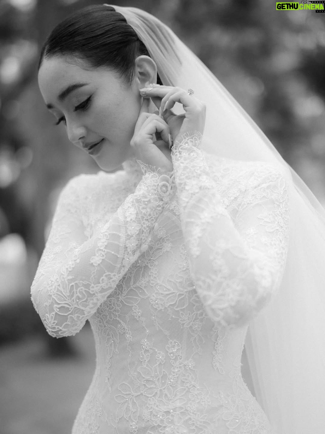 Ranty Maria - 352.4K Likes - my dream wedding look 🤍 

wedding dress @hiantjen 
make up @andychunmakeup 
hair do @ayuhairstylist 
stylist @wanda_haraa 
jewelry @adellejewellery 
custom heels @arlenne_weddingshoes
.
captured by @venemapictures @abcdamar_ @natanaelyefta