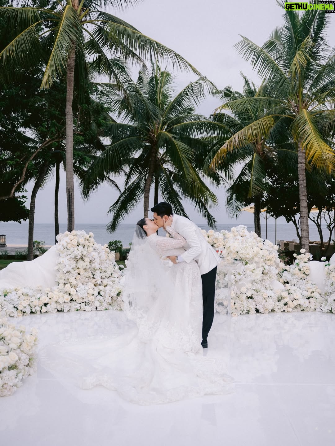 Ranty Maria - 337.6K Likes - Sampai maut memisahkan kita 🤍

photo @venemapictures @abcdamar_ @natanaelyefta
video & candid photo @dinarastika.films 
wedding content creator @brideswhisperer 
•
wo&wp @balieveplanner
decoration @aisleproject
wedding venue @theroyalsantrianvillasbali 
sound & lighting @balipyro
•
ceremony, reception, after party dresses by @hiantjen
bridal robe & bridesmaid dresses by @irenedanielle 
tea pai dress @gv_gabriellavania 
jewellry @adellejewellery
ranty’s tea pai hair piece @noma_id
ranty’s make up @andychunmakeup
ranty’s hair @ayuhairstylist
rayn’s make up @kunsoomakeupartist
rayn’s suit @wonghangtailor @samuelwongso 
rayn’s tea pai suit, groomsman & family suit @biehintailor @abrahamsetiawan 
family gown by @ravelouxofficial
custom wedd shoes @arlenne_weddingshoes
stylist @wanda_haraa 
•
wedding cake @sweetsalt_id @daduacakes
wedding souvenir @howelandco @skintificid @armanibeauty 
tea pai souvenir @carramica
•
entertainement
band @luxevoirid 
photobooth @rollportraits 
photobooth @photoplace.id
video guest book @memorablevoices
•
web invitation and rsvp @koendang.id