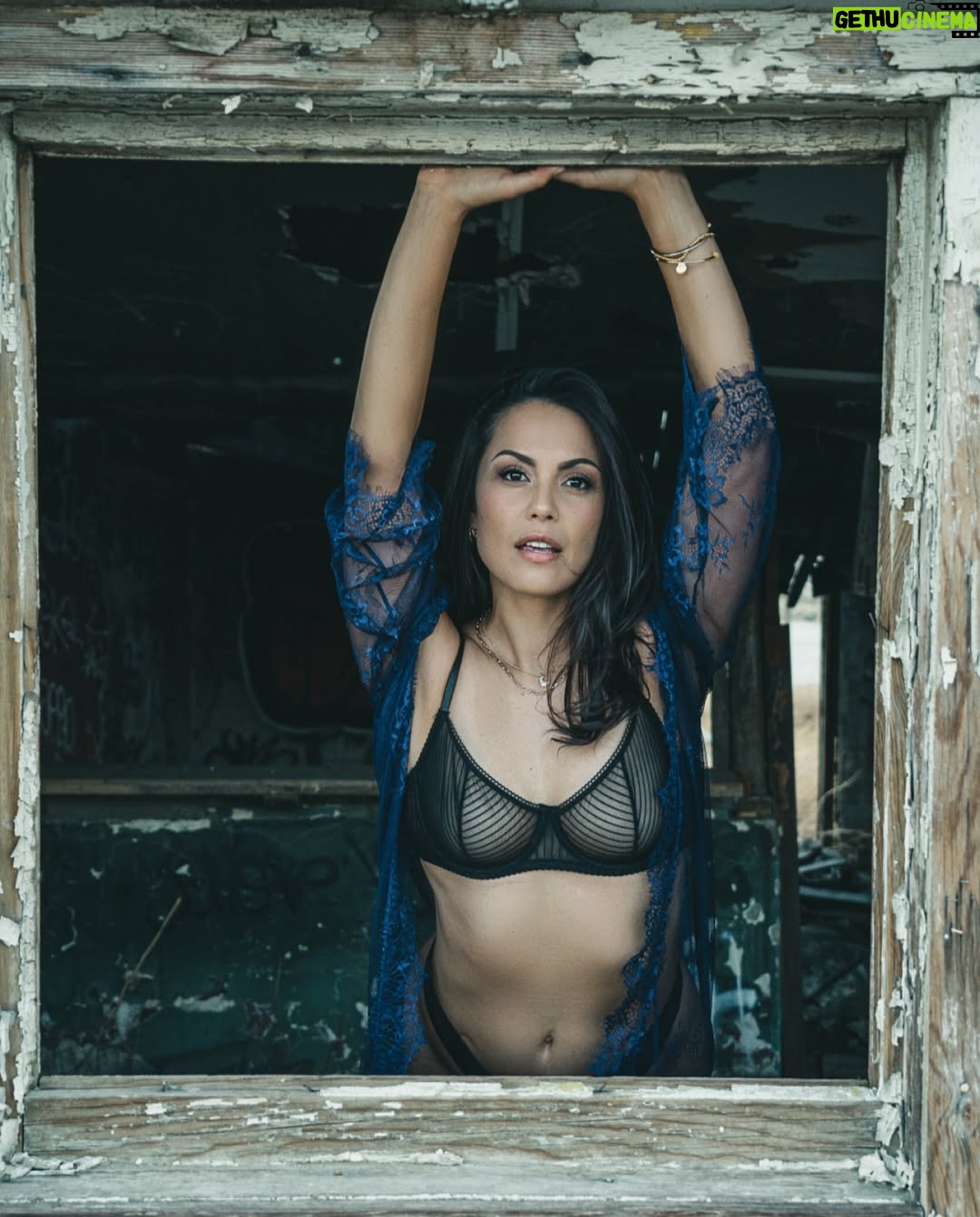 Raquel Pomplun - 1.7K Likes - Every window tells a story, what’s yours? ☺️

📷 @dpken ❤️‍🔥