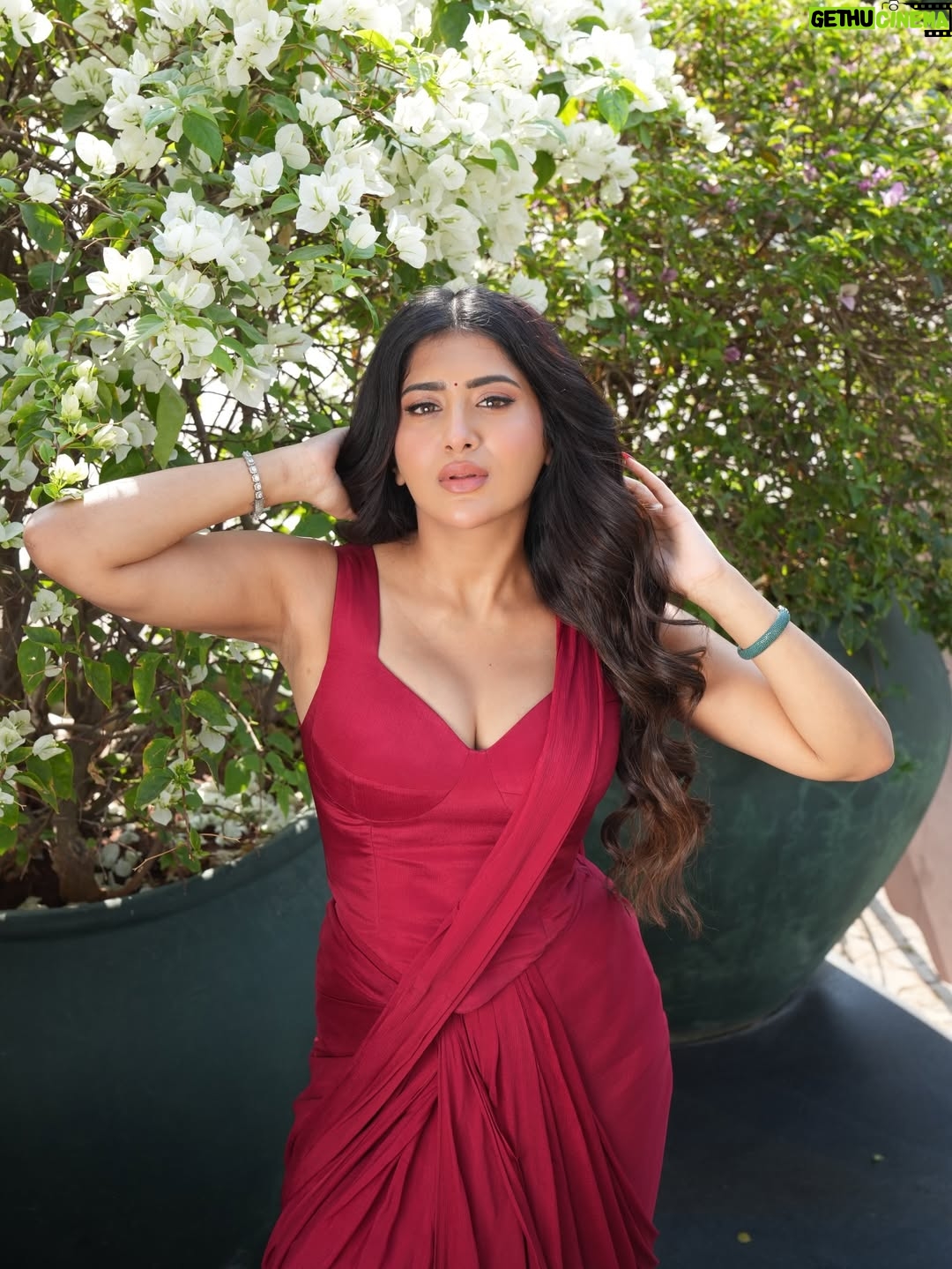 Rashi Singh - 98.5K Likes - Dil tujh pe fida ♥️ 
#rawpictures 

Styled by - @shalu_jaiswani 
Outfit - @house_of_shlok
Makeup:- @reshma.makeupandhair 
Hair :- @arkaa_makeovers
Location :- @alwayssundayindia
pc:- @tdf.studioz