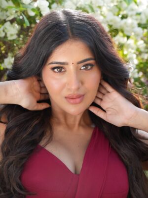 Rashi Singh Instagram - Dil tujh pe fida ♥️ 
#rawpictures 

Styled by - @shalu_jaiswani 
Outfit - @house_of_shlok
Makeup:- @reshma.makeupandhair 
Hair :- @arkaa_makeovers
Location :- @alwayssundayindia
pc:- @tdf.studioz