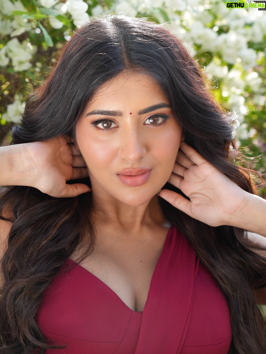Rashi Singh - 98.5K Likes - Dil tujh pe fida ♥️ 
#rawpictures 

Styled by - @shalu_jaiswani 
Outfit - @house_of_shlok
Makeup:- @reshma.makeupandhair 
Hair :- @arkaa_makeovers
Location :- @alwayssundayindia
pc:- @tdf.studioz