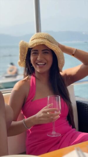 Rashi Singh Instagram - Zero visa hassle? I’m still not over it. 🤯
Just a quick PAR form and you’re straight into the glamour.

From designer sprees in Central to rooftop cocktails with that unreal skyline — Hong Kong doesn’t follow the good life. It defines it. 🛍️
Ready for your luxurious escape? Book with ClearTrip and just go! ✈️
#HerHongKong #DiscoverHongKong #GirlsInHongKong #cleartrip