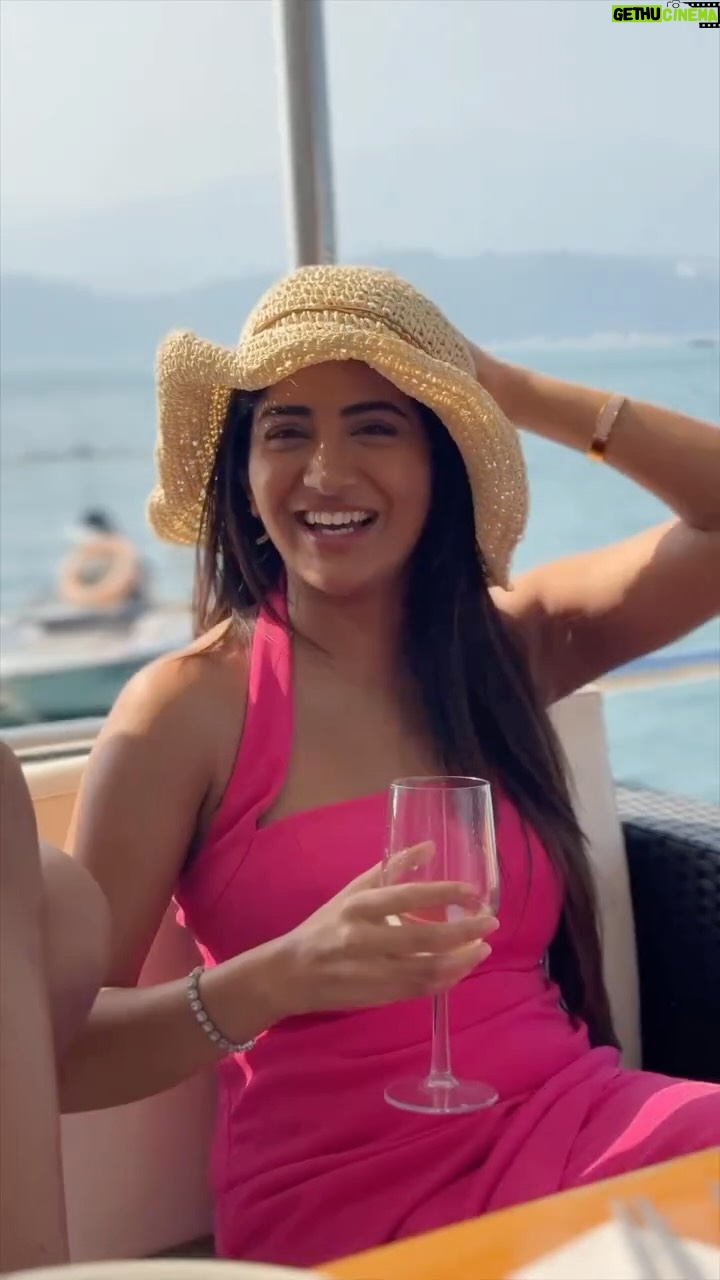 Rashi Singh - 54.7K Likes - Zero visa hassle? I’m still not over it. 🤯
Just a quick PAR form and you’re straight into the glamour.

From designer sprees in Central to rooftop cocktails with that unreal skyline — Hong Kong doesn’t follow the good life. It defines it. 🛍️
Ready for your luxurious escape? Book with ClearTrip and just go! ✈️
#HerHongKong #DiscoverHongKong #GirlsInHongKong #cleartrip