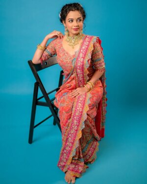 Rashmi Anpat Instagram - बाई बाई...♥️✨
.
MUA- @ashwini_rahul_makeupartist
Hair by - @paru_hairstyle
Jwellery by - @kaladhara_rental_jewellery
Outfit by - @designer_anuu_
Capture by - @shubhammane_portraits
Managed by- @glamour_mediaa 
.
#photoshoot #vibe #bollywood #explore #rashmianpat 

[Curlyhairgirl, maharashtrianlook, marathimulgi, happyme, instaupload, grateful, positivevibes, rashmianpat]