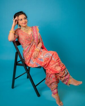 Rashmi Anpat Instagram - बाई बाई...♥️✨
.
MUA- @ashwini_rahul_makeupartist
Hair by - @paru_hairstyle
Jwellery by - @kaladhara_rental_jewellery
Outfit by - @designer_anuu_
Capture by - @shubhammane_portraits
Managed by- @glamour_mediaa 
.
#photoshoot #vibe #bollywood #explore #rashmianpat 

[Curlyhairgirl, maharashtrianlook, marathimulgi, happyme, instaupload, grateful, positivevibes, rashmianpat]