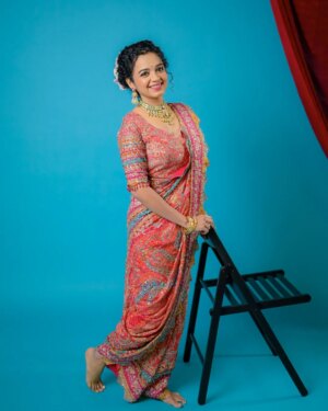 Rashmi Anpat Instagram - बाई बाई...♥️✨
.
MUA- @ashwini_rahul_makeupartist
Hair by - @paru_hairstyle
Jwellery by - @kaladhara_rental_jewellery
Outfit by - @designer_anuu_
Capture by - @shubhammane_portraits
Managed by- @glamour_mediaa 
.
#photoshoot #vibe #bollywood #explore #rashmianpat 

[Curlyhairgirl, maharashtrianlook, marathimulgi, happyme, instaupload, grateful, positivevibes, rashmianpat]