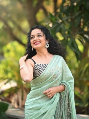 Rashmi Anpat Instagram - ✨🫶
.
 #photography #wedding #prettygirl #curlyhairgirl #rashmianpat
