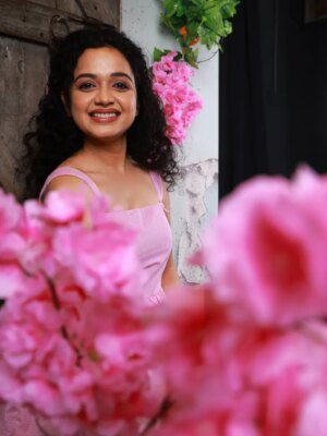 Rashmi Anpat Instagram - 🌸🌸

HMUA: @neelam6nikam_makeuphair
Outfit by: @upasanafashion
Capture by: @swapnaspictorialhub
Location: @official_move_studio
Managed by: @glamour_mediaa 

#flowers #happyme #photography #positivevibes #blessed #hawahawai #photoshoot #gulabo #curlhairgirl #rashmianpat