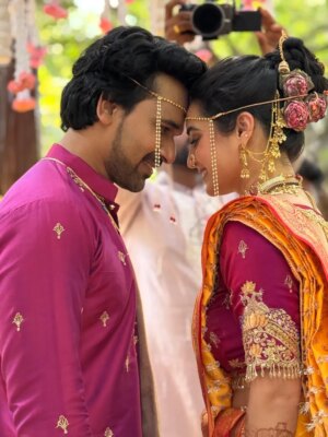 Rashmi Anpat Instagram - Sid चं लग्न..💃🏼🎊♥️
@siddharthkhirid ♥️ @dr.mdb21 😘

#sidkihuimai #cutestcouple #stayblessed😇 #weddingphotography #happiness #vibes #friendsforever