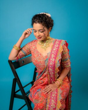 Rashmi Anpat Instagram - बाई बाई...♥️✨
.
MUA- @ashwini_rahul_makeupartist
Hair by - @paru_hairstyle
Jwellery by - @kaladhara_rental_jewellery
Outfit by - @designer_anuu_
Capture by - @shubhammane_portraits
Managed by- @glamour_mediaa 
.
#photoshoot #vibe #bollywood #explore #rashmianpat 

[Curlyhairgirl, maharashtrianlook, marathimulgi, happyme, instaupload, grateful, positivevibes, rashmianpat]