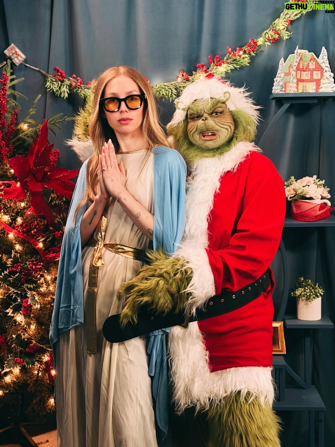 Raven-Symoné - 24.8K Likes - it’s giving, “don we now our gay apparel” • happy christmas • happy holidays • hny !! watch @itstteattime to see mary   the grinch   2 surprise gifts !! xx, the pearman - madays 

ps. amazing grinch makeup done by @brittanylessard 💚💚