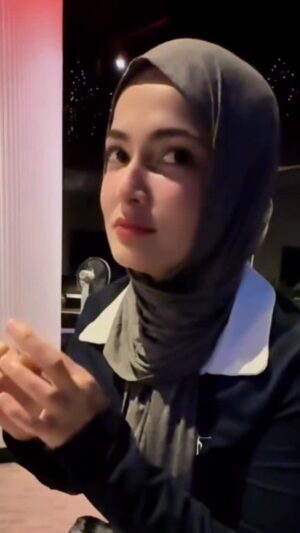 Reen Rahim Instagram - Ini kaau tak ramai kedai ni Korg rase die selamat tak gelak2 tu😒 mintak2 kn die @hazimzainal48 dah lah bawak buka lambat😒