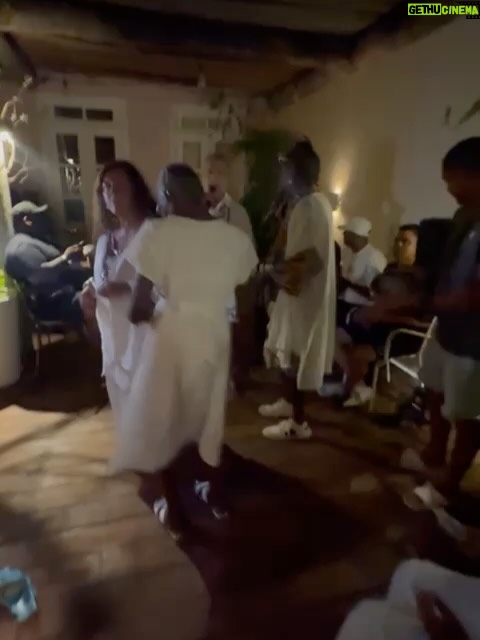 Regina Casé - 43.7K Likes - Yemanjá da Preguiça!
#tbt dessa festa que até agora reverbera em nossos corações!
na feira,aqui em casa,no Dique, no Cortejo ,no mar...
a cada segundo vem à memória um momento mais lindo que o outro...
assim como esse carrossel que você está rodando...
todo dia chegam mais e mais imagens dos amigos,de gente que se  juntou a nós nas ruas...
10 anos do nosso Cortejo e cada vez fica melhor!
Sempre na madrugada do dia 1 para o dia 2 de fevereiro🤍
Você já veio à nossa festa alguma vez?