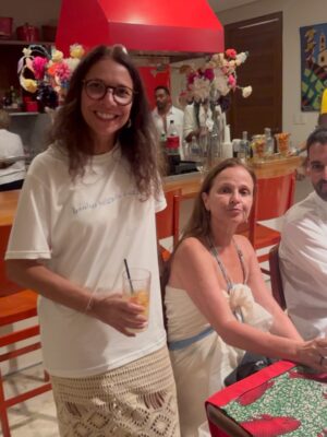 Regina Casé Instagram - Yemanjá da Preguiça!
#tbt dessa festa que até agora reverbera em nossos corações!
na feira,aqui em casa,no Dique, no Cortejo ,no mar...
a cada segundo vem à memória um momento mais lindo que o outro...
assim como esse carrossel que você está rodando...
todo dia chegam mais e mais imagens dos amigos,de gente que se  juntou a nós nas ruas...
10 anos do nosso Cortejo e cada vez fica melhor!
Sempre na madrugada do dia 1 para o dia 2 de fevereiro🤍
Você já veio à nossa festa alguma vez?
