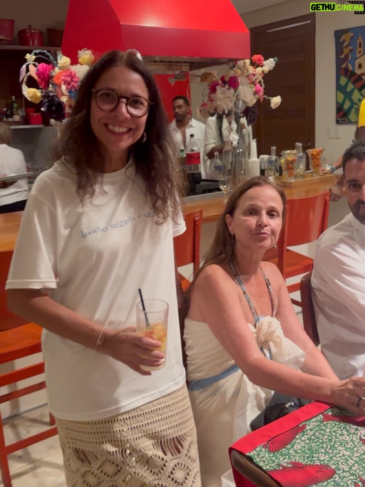 Regina Casé - 43.7K Likes - Yemanjá da Preguiça!
#tbt dessa festa que até agora reverbera em nossos corações!
na feira,aqui em casa,no Dique, no Cortejo ,no mar...
a cada segundo vem à memória um momento mais lindo que o outro...
assim como esse carrossel que você está rodando...
todo dia chegam mais e mais imagens dos amigos,de gente que se  juntou a nós nas ruas...
10 anos do nosso Cortejo e cada vez fica melhor!
Sempre na madrugada do dia 1 para o dia 2 de fevereiro🤍
Você já veio à nossa festa alguma vez?