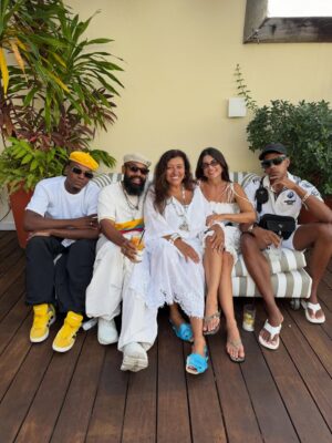 Regina Casé Instagram - Yemanjá da Preguiça!
#tbt dessa festa que até agora reverbera em nossos corações!
na feira,aqui em casa,no Dique, no Cortejo ,no mar...
a cada segundo vem à memória um momento mais lindo que o outro...
assim como esse carrossel que você está rodando...
todo dia chegam mais e mais imagens dos amigos,de gente que se  juntou a nós nas ruas...
10 anos do nosso Cortejo e cada vez fica melhor!
Sempre na madrugada do dia 1 para o dia 2 de fevereiro🤍
Você já veio à nossa festa alguma vez?