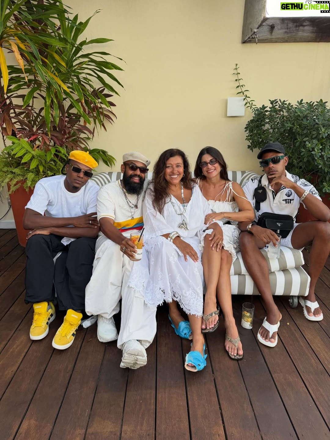 Regina Casé - 43.7K Likes - Yemanjá da Preguiça!
#tbt dessa festa que até agora reverbera em nossos corações!
na feira,aqui em casa,no Dique, no Cortejo ,no mar...
a cada segundo vem à memória um momento mais lindo que o outro...
assim como esse carrossel que você está rodando...
todo dia chegam mais e mais imagens dos amigos,de gente que se  juntou a nós nas ruas...
10 anos do nosso Cortejo e cada vez fica melhor!
Sempre na madrugada do dia 1 para o dia 2 de fevereiro🤍
Você já veio à nossa festa alguma vez?