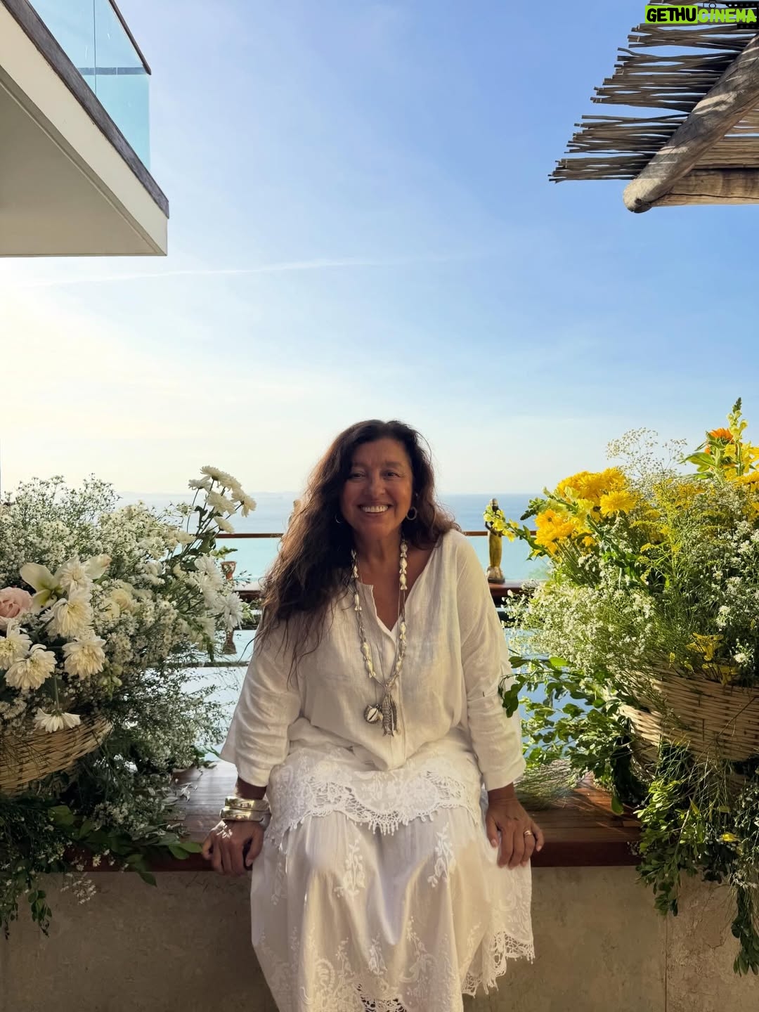 Regina Casé - 43.7K Likes - Yemanjá da Preguiça!
#tbt dessa festa que até agora reverbera em nossos corações!
na feira,aqui em casa,no Dique, no Cortejo ,no mar...
a cada segundo vem à memória um momento mais lindo que o outro...
assim como esse carrossel que você está rodando...
todo dia chegam mais e mais imagens dos amigos,de gente que se  juntou a nós nas ruas...
10 anos do nosso Cortejo e cada vez fica melhor!
Sempre na madrugada do dia 1 para o dia 2 de fevereiro🤍
Você já veio à nossa festa alguma vez?