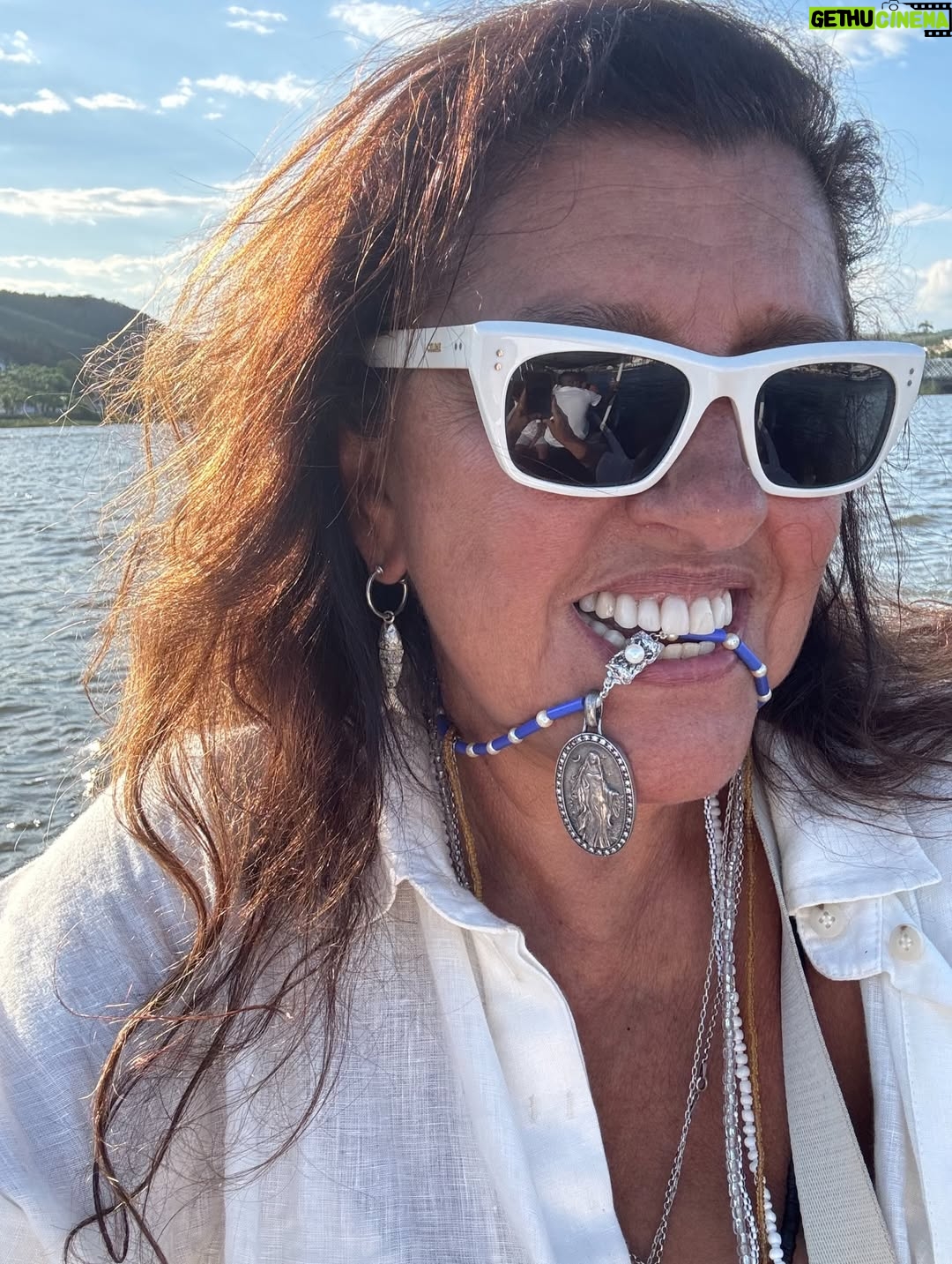 Regina Casé - 54K Likes - Essa semana, vivi um dia que vai demorar muito tempo para sair da minha cabeça, dos meus olhos e do meu coração! Realmente, o Brasil não cansa de me surpreender! E olha que eu sou rodada…. Me embrenho por esse país de ponta a ponta há tantos anos e não me lembro de ter visto uma festa tão bonita para celebrar as ÁGUAS e suas RAINHAS.

Foi na cidade histórica de Cachoeira, no Recôncavo Baiano. Um lugar que, por si só, já me encanta. Subimos, subimos e subimos uma ladeira de chão de terra até o terreiro @ileaxeicimimo e fomos recebidos com o maior carinho pelo @paidudadecandola. Ficamos todos encantados! Os meninos não acreditavam que, daquela porteira, saíram uma centena de balaios levando os presentes até o rio Paraguaçu.

A fila indiana gigantesca foi descendo a colina, atravessou a cidade, chegou ao cais e embarcou em saveiros lindíssimos, como eu achei que nem existiam mais. Tudo era de uma beleza impressionante. Nem sei quantas vezes me vi com lágrimas nos olhos…

Nós arranjamos um barquinho e fomos juntos ver a entrega. Cada vez ficava mais e mais bonito. Elas cantando, como um mantra, por mais de quatro horas seguidas: “Yemanjá sereia, eu vou para a Pedra da Baleia…”. Lá foram arriando as oferendas em círculo, em torno do farolete da Pedra da Baleia, e nós ficamos ali, apaixonados e profundamente agradecidos.

Até hoje essa frase não me sai da cabeça: “Yemanjá sereia, eu vou pra Pedra da Baleia”. Que coisa linda! Ano que vem, se puder, vá a Cachoeira ver essa festa. Tenho certeza de que você nunca mais vai esquecer. Nem eu! 🤍✨

Obs: Quase todos os registros foram feitos por mim, mas algumas recebi por aqui e gostaria de agradecer ao @cesaresimioni e @voenodrone por registrar esses momentos lindos!