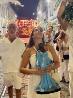 Regina Casé Instagram - Yemanjá da Preguiça!
#tbt dessa festa que até agora reverbera em nossos corações!
na feira,aqui em casa,no Dique, no Cortejo ,no mar...
a cada segundo vem à memória um momento mais lindo que o outro...
assim como esse carrossel que você está rodando...
todo dia chegam mais e mais imagens dos amigos,de gente que se  juntou a nós nas ruas...
10 anos do nosso Cortejo e cada vez fica melhor!
Sempre na madrugada do dia 1 para o dia 2 de fevereiro🤍
Você já veio à nossa festa alguma vez?