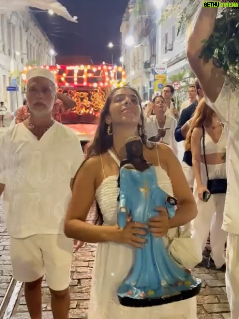Regina Casé - 43.7K Likes - Yemanjá da Preguiça!
#tbt dessa festa que até agora reverbera em nossos corações!
na feira,aqui em casa,no Dique, no Cortejo ,no mar...
a cada segundo vem à memória um momento mais lindo que o outro...
assim como esse carrossel que você está rodando...
todo dia chegam mais e mais imagens dos amigos,de gente que se  juntou a nós nas ruas...
10 anos do nosso Cortejo e cada vez fica melhor!
Sempre na madrugada do dia 1 para o dia 2 de fevereiro🤍
Você já veio à nossa festa alguma vez?