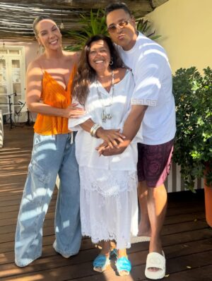 Regina Casé Instagram - Yemanjá da Preguiça!
#tbt dessa festa que até agora reverbera em nossos corações!
na feira,aqui em casa,no Dique, no Cortejo ,no mar...
a cada segundo vem à memória um momento mais lindo que o outro...
assim como esse carrossel que você está rodando...
todo dia chegam mais e mais imagens dos amigos,de gente que se  juntou a nós nas ruas...
10 anos do nosso Cortejo e cada vez fica melhor!
Sempre na madrugada do dia 1 para o dia 2 de fevereiro🤍
Você já veio à nossa festa alguma vez?