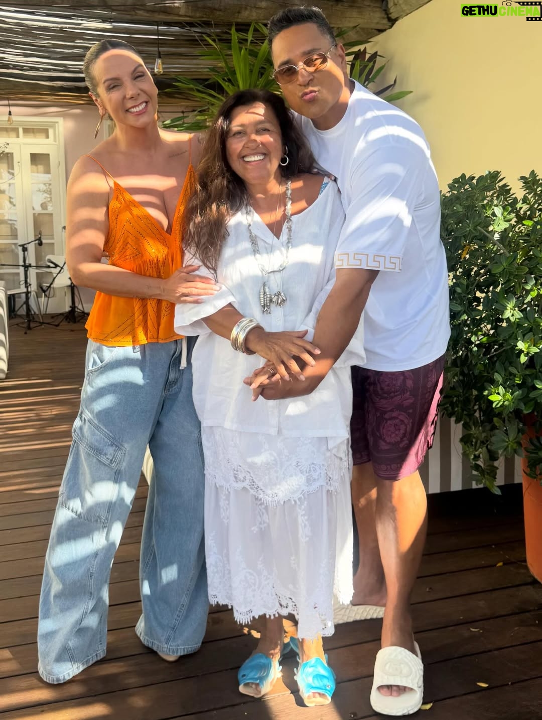 Regina Casé - 43.7K Likes - Yemanjá da Preguiça!
#tbt dessa festa que até agora reverbera em nossos corações!
na feira,aqui em casa,no Dique, no Cortejo ,no mar...
a cada segundo vem à memória um momento mais lindo que o outro...
assim como esse carrossel que você está rodando...
todo dia chegam mais e mais imagens dos amigos,de gente que se  juntou a nós nas ruas...
10 anos do nosso Cortejo e cada vez fica melhor!
Sempre na madrugada do dia 1 para o dia 2 de fevereiro🤍
Você já veio à nossa festa alguma vez?