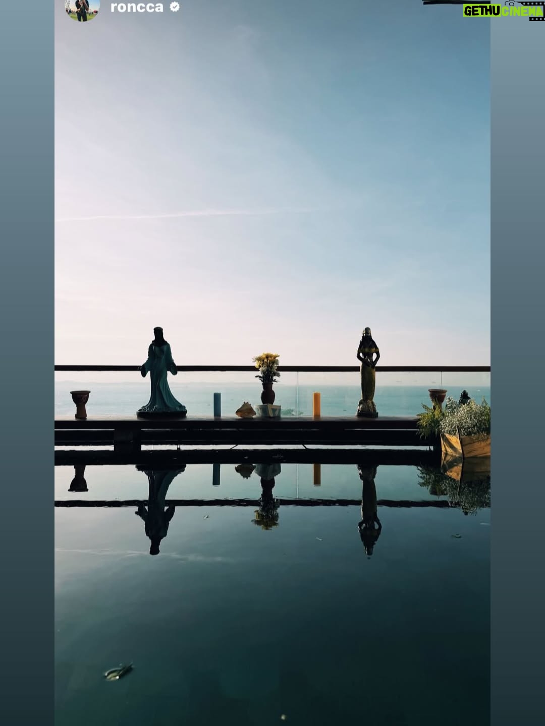 Regina Casé - 43.7K Likes - Yemanjá da Preguiça!
#tbt dessa festa que até agora reverbera em nossos corações!
na feira,aqui em casa,no Dique, no Cortejo ,no mar...
a cada segundo vem à memória um momento mais lindo que o outro...
assim como esse carrossel que você está rodando...
todo dia chegam mais e mais imagens dos amigos,de gente que se  juntou a nós nas ruas...
10 anos do nosso Cortejo e cada vez fica melhor!
Sempre na madrugada do dia 1 para o dia 2 de fevereiro🤍
Você já veio à nossa festa alguma vez?