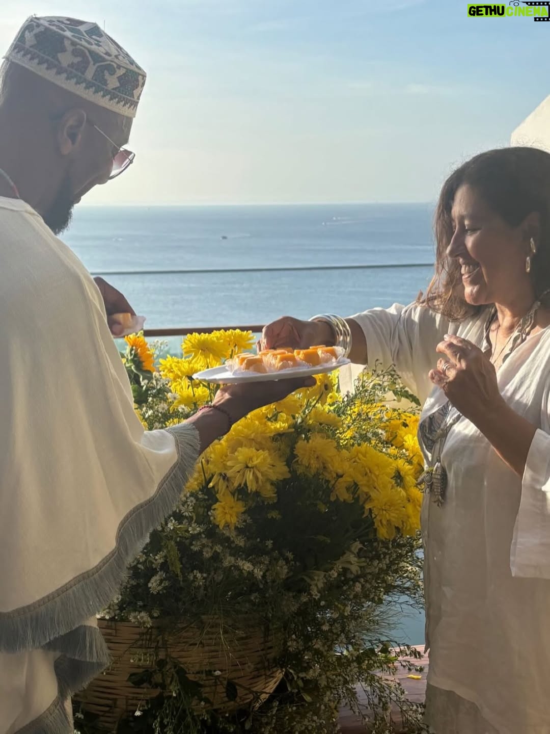 Regina Casé - 43.7K Likes - Yemanjá da Preguiça!
#tbt dessa festa que até agora reverbera em nossos corações!
na feira,aqui em casa,no Dique, no Cortejo ,no mar...
a cada segundo vem à memória um momento mais lindo que o outro...
assim como esse carrossel que você está rodando...
todo dia chegam mais e mais imagens dos amigos,de gente que se  juntou a nós nas ruas...
10 anos do nosso Cortejo e cada vez fica melhor!
Sempre na madrugada do dia 1 para o dia 2 de fevereiro🤍
Você já veio à nossa festa alguma vez?