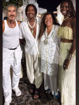 Regina Casé Instagram - Yemanjá da Preguiça!
#tbt dessa festa que até agora reverbera em nossos corações!
na feira,aqui em casa,no Dique, no Cortejo ,no mar...
a cada segundo vem à memória um momento mais lindo que o outro...
assim como esse carrossel que você está rodando...
todo dia chegam mais e mais imagens dos amigos,de gente que se  juntou a nós nas ruas...
10 anos do nosso Cortejo e cada vez fica melhor!
Sempre na madrugada do dia 1 para o dia 2 de fevereiro🤍
Você já veio à nossa festa alguma vez?