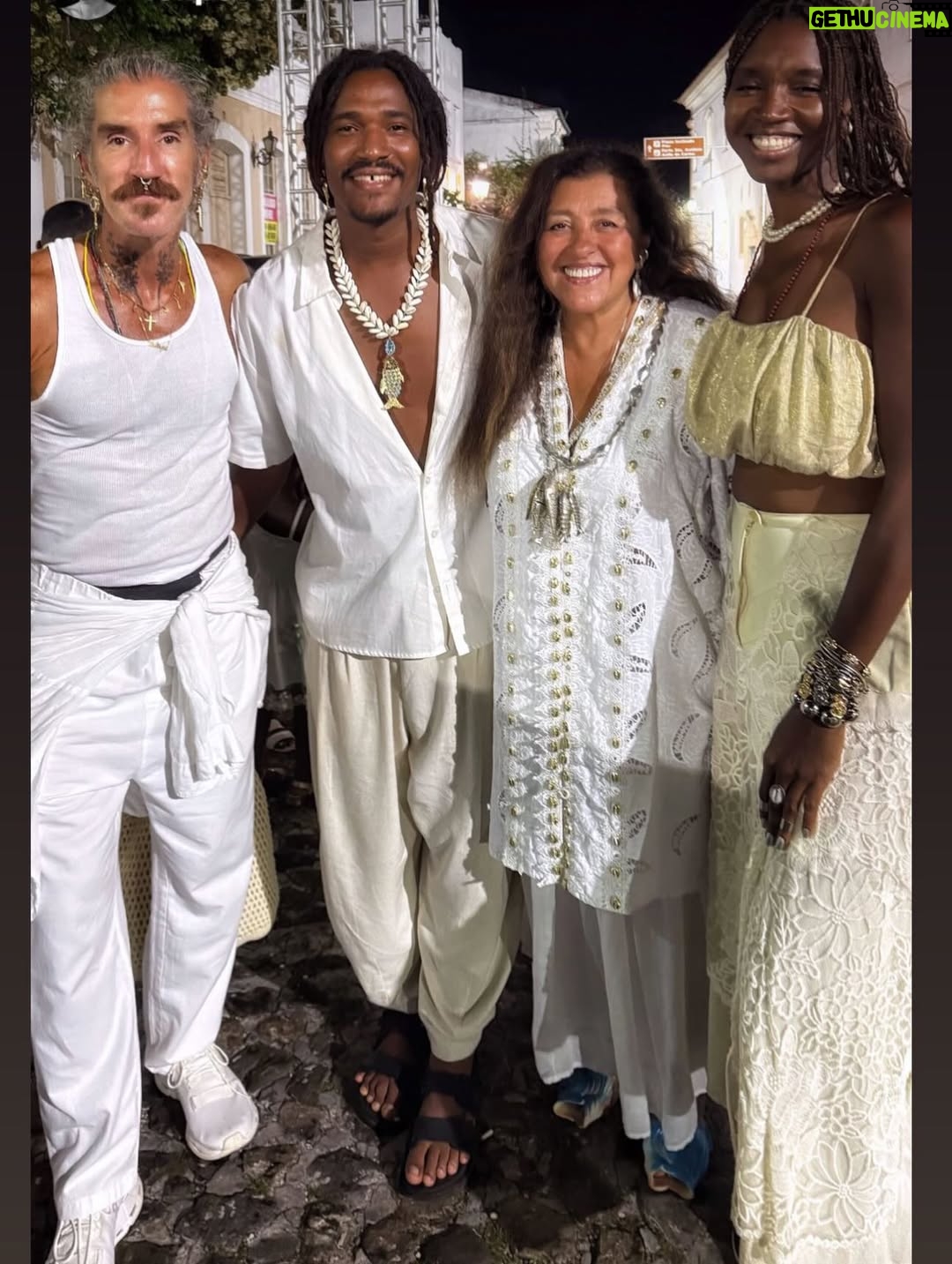 Regina Casé - 43.7K Likes - Yemanjá da Preguiça!
#tbt dessa festa que até agora reverbera em nossos corações!
na feira,aqui em casa,no Dique, no Cortejo ,no mar...
a cada segundo vem à memória um momento mais lindo que o outro...
assim como esse carrossel que você está rodando...
todo dia chegam mais e mais imagens dos amigos,de gente que se  juntou a nós nas ruas...
10 anos do nosso Cortejo e cada vez fica melhor!
Sempre na madrugada do dia 1 para o dia 2 de fevereiro🤍
Você já veio à nossa festa alguma vez?